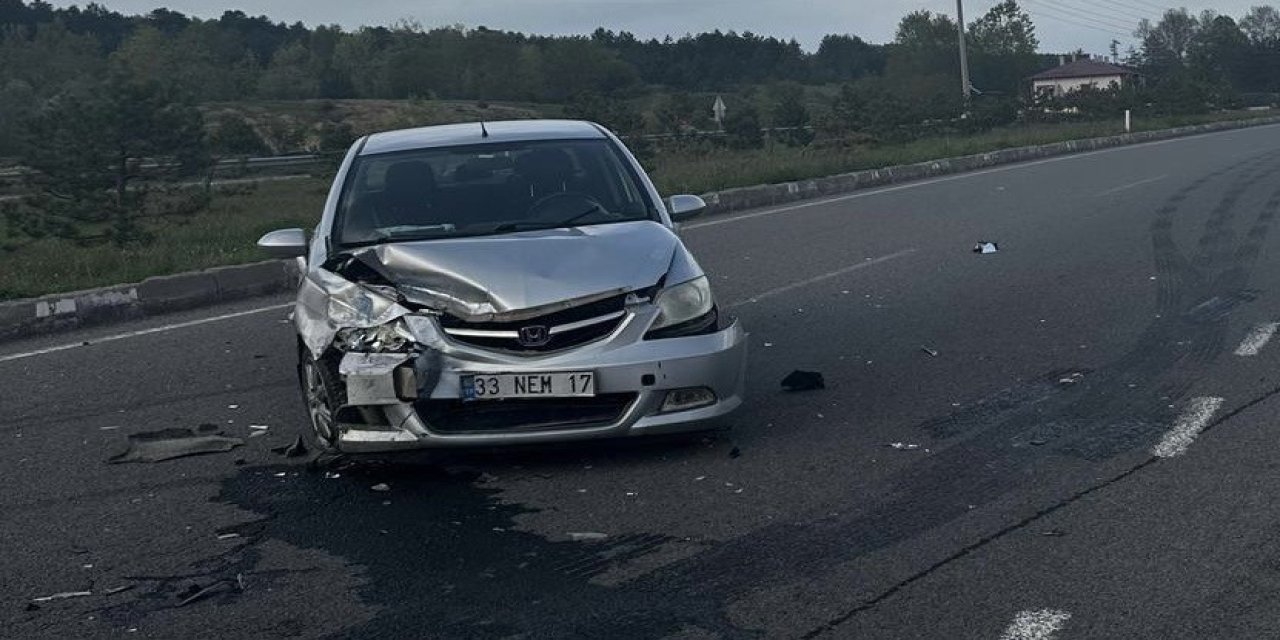 Kavşakta İki Otomobil Çarpıştı: 2 Yaralı