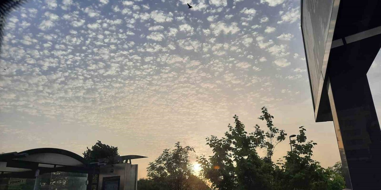 İstanbul’da Gökyüzünü Saran Parçalı Bulutlar Kartpostallık Görüntü Oluşturdu