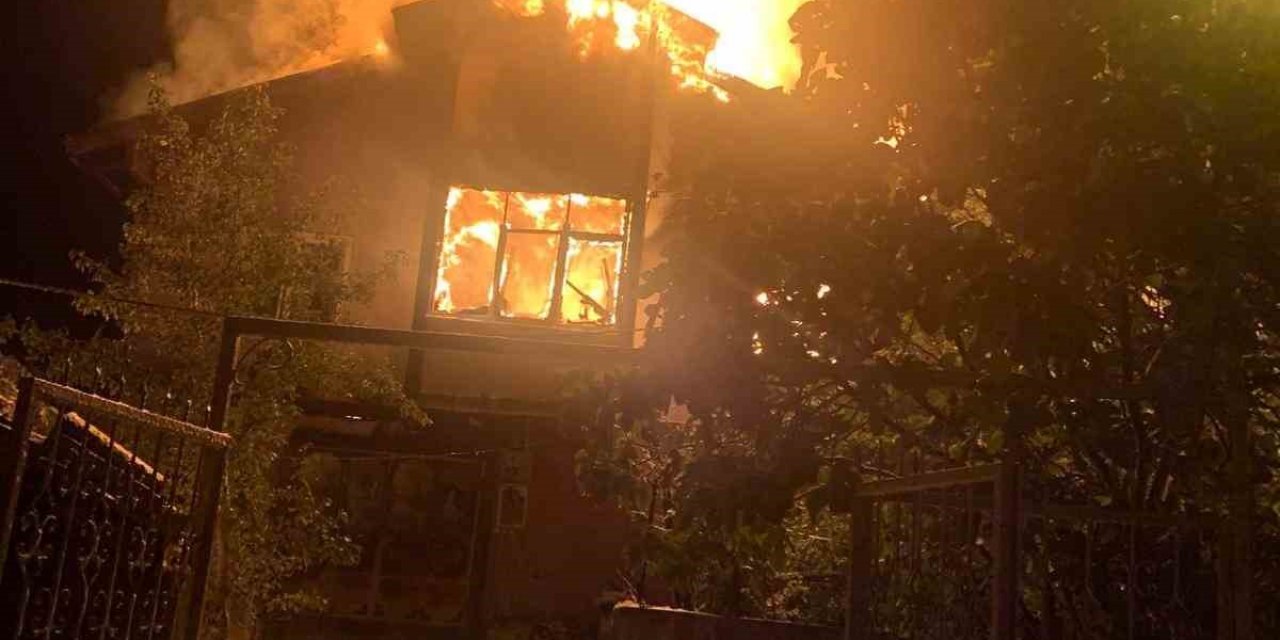 Karabük’te İki Katlı Ev Alevlere Teslim Oldu