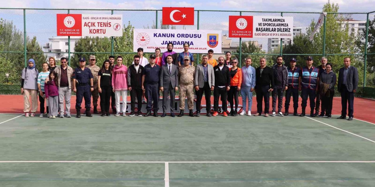 Tenis Turnuvasında Derece Girenlere Ödülleri Verildi