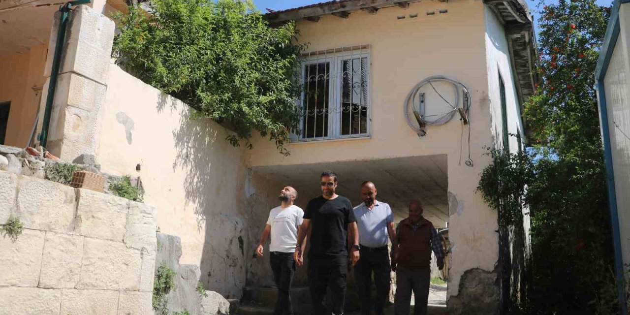 Depremde Ayakta Kalmayı Başaran Altından Yol Geçen Cami, Görünümüyle Dikkat Çekiyor