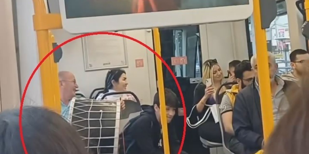 Metro Vagonunda Mini Konser Resitali