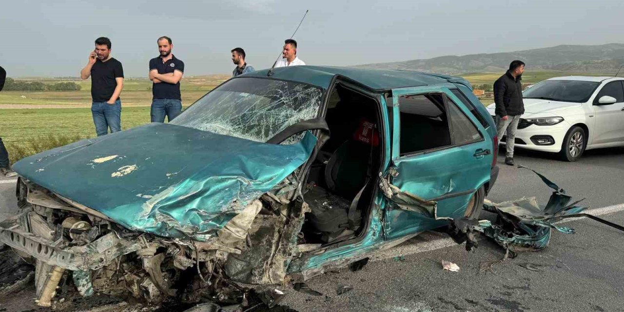 Kafa Kafaya Çarpışan Otomobillerin Sürücüleri Yaralandı