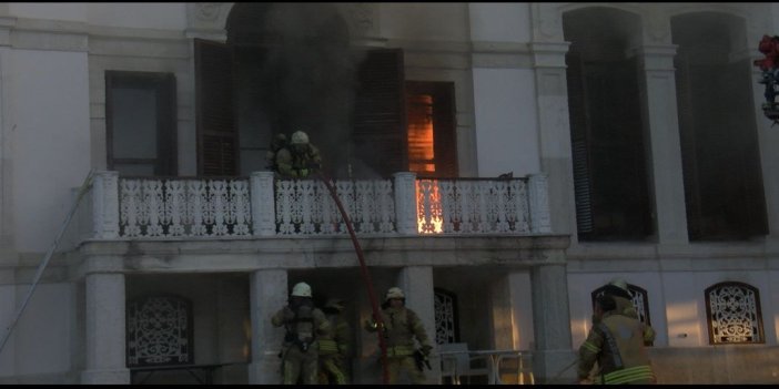 Beşiktaş Yıldız Parkı İçerisinde Bulunan Tarihi Çadır Köşkü'nde Yangın (geniş)