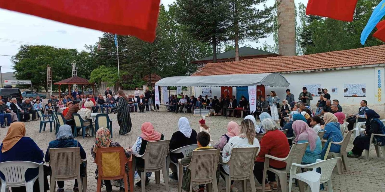 Altay Köyü’nde Orta Oyunu Gösterisi Ve Atölyesi Gerçekleştirildi