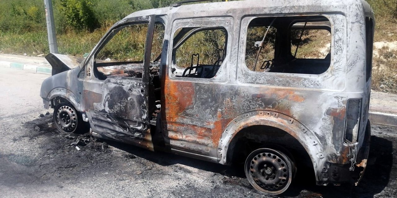 Din Görevlisi Alev Alan Araçtan Son Anda Kurtuldu