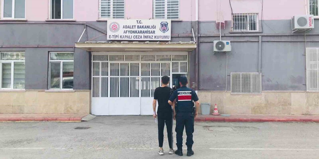 Uyuşturucu Ticareti Suçundan Aranan Şahsı Jandarma Yakaladı