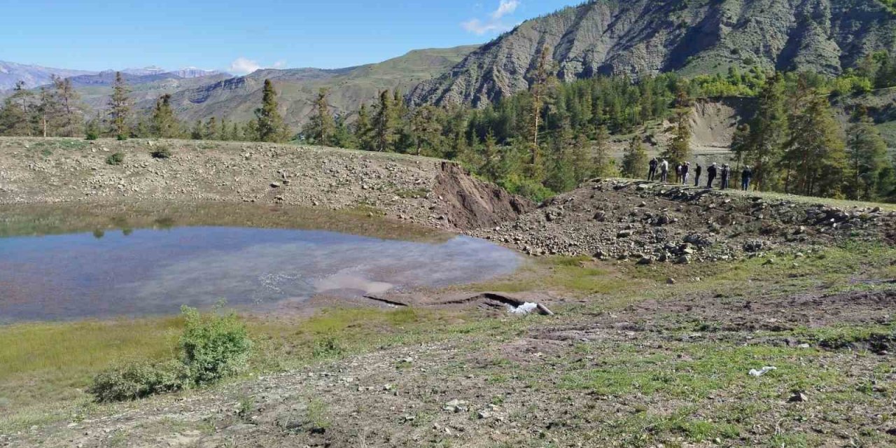 Oltu’da Gölet Taştı, Bahçe Ve Araziler Sular Altında Kaldı