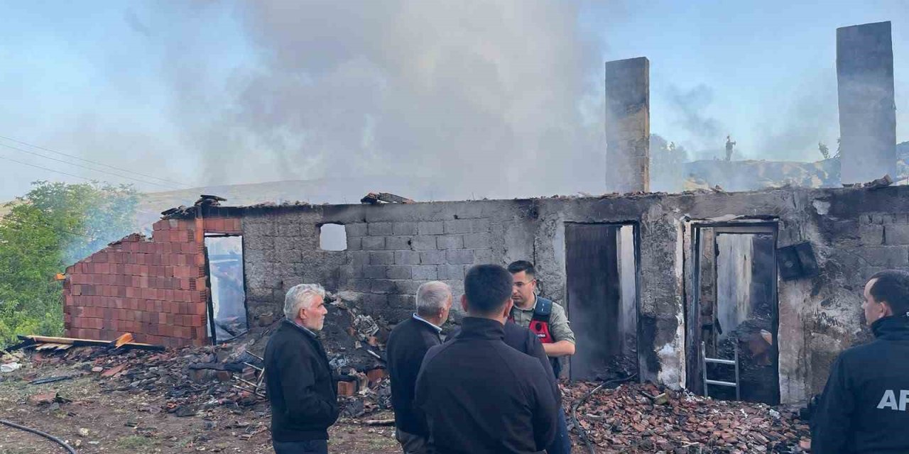 Alevlere Teslim Olan Ev Küle Döndü: 2 Ölü