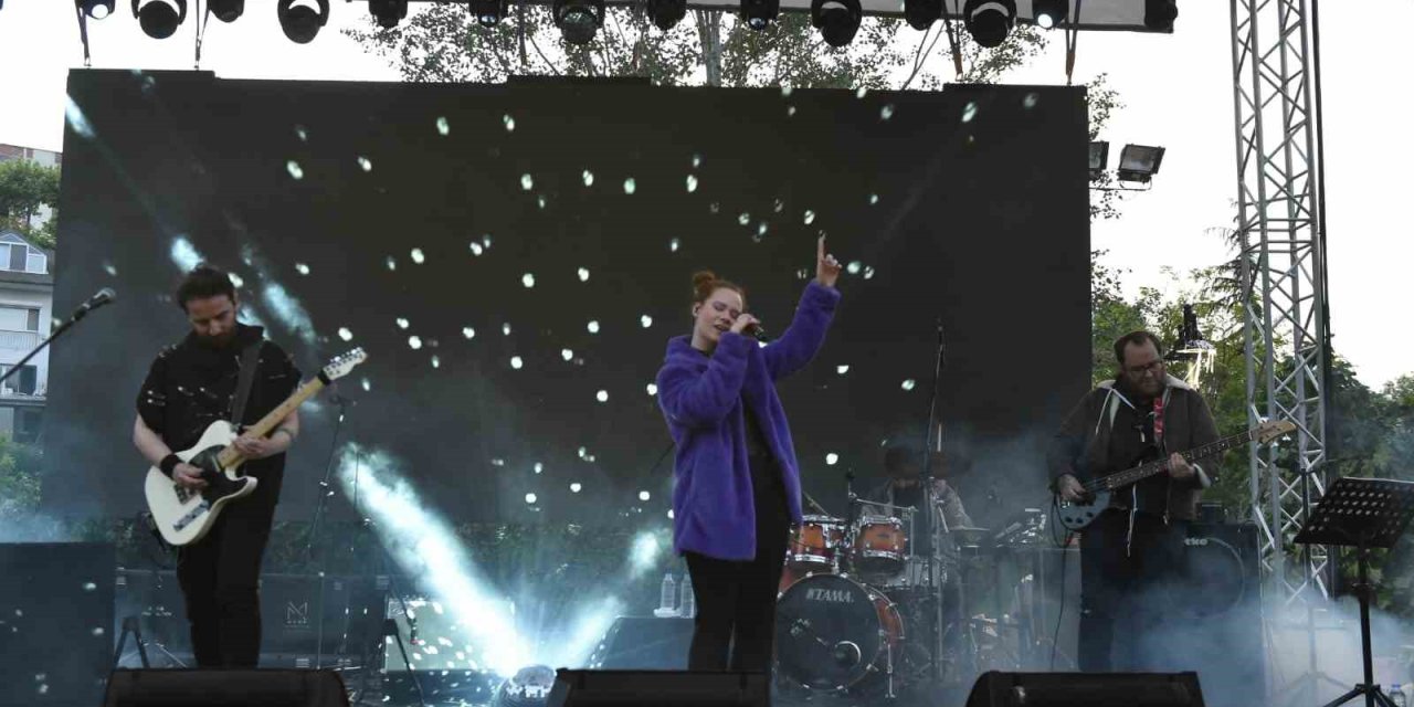 Beşiktaş Gençlik Festivali Konserleri’nde Gross Grubu Ve Paptircem Sahne Aldı