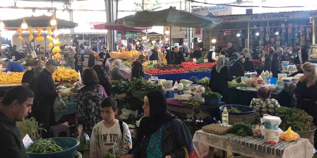 Halk Pazarındaki Fiyatlar Vatandaşın Yüzünü Güldürdü