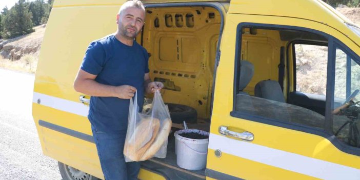 Ekmek parasını 7 köyün ekmeğini dağıtarak kazanıyor