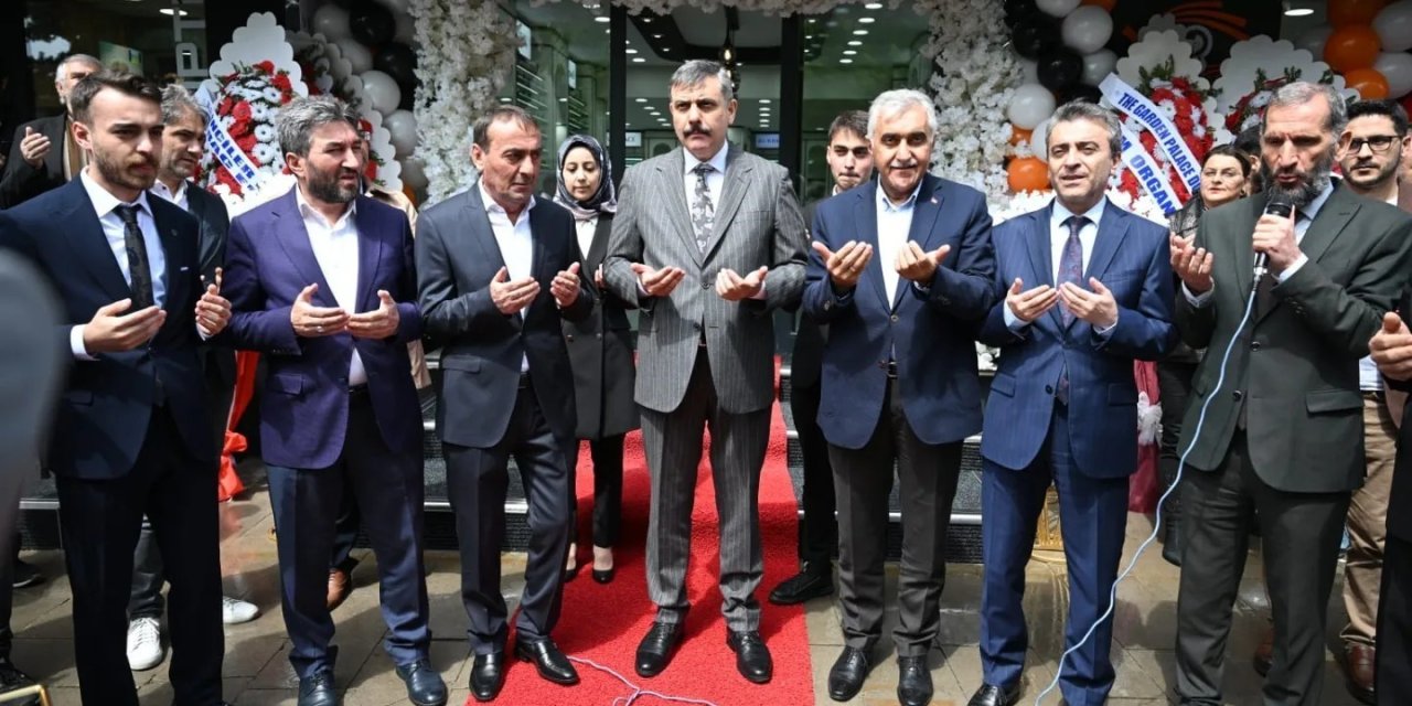 Vali Çiftçi, Optik Mağazasının Açılışını Yaptı