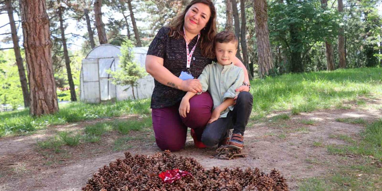 7 Yaşındaki Çocuk, Kendisiyle Yakından İlgilenen Hemşireyi Duygulandırdı