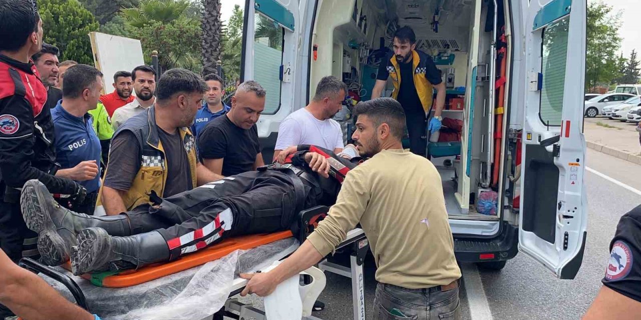 Yunus Polislerinin Motosikleti Devrildi: 2 Yaralı
