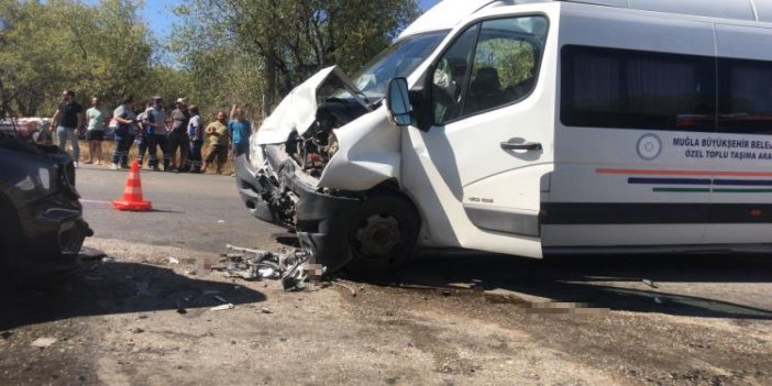 Datça’da otomobil ve minibüs kafa kafaya çarpıştı: 8 yaralı