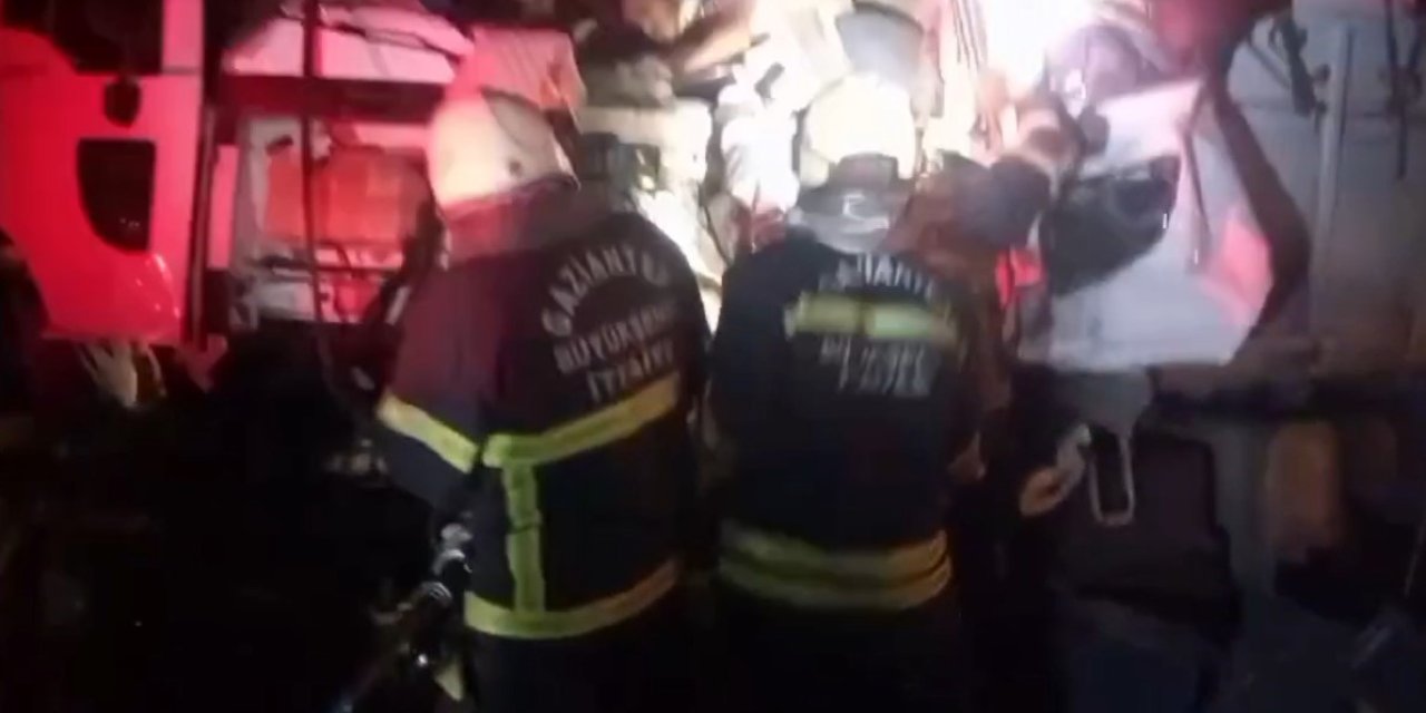 Otoyolda 2 Tır Çarpıştı: 3 Yaralı