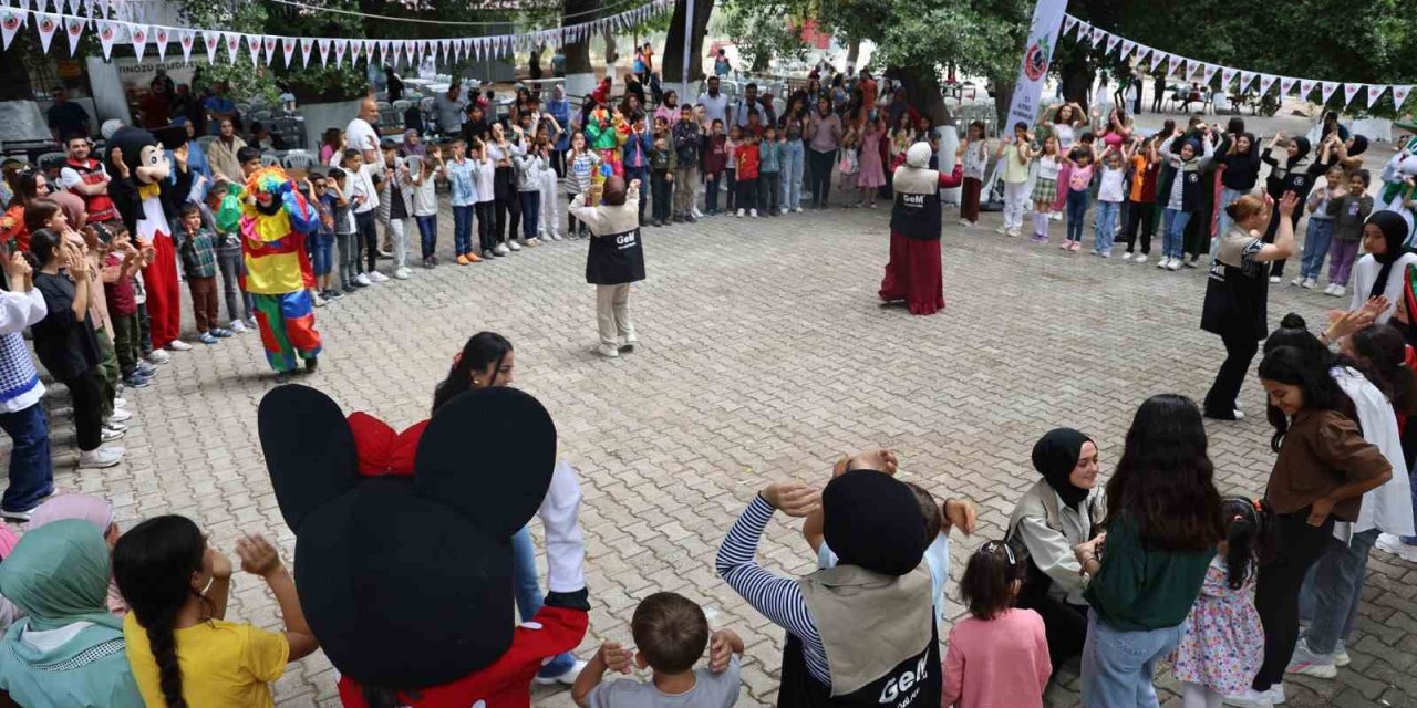 Depremzede 400 Öksüz Ve Yetim Çocuk Düzenlenen Etkinlikte Doyasıya Eğlendi
