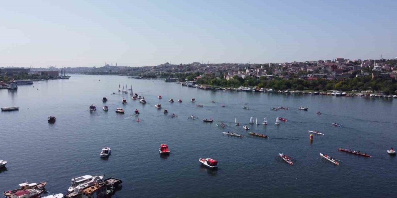 Beyoğlu’nda 19 Mayıs Coşkusu Denize Taştı