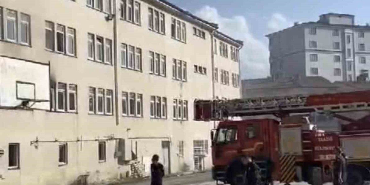 Elazığ’da Metruk Binada Yangını