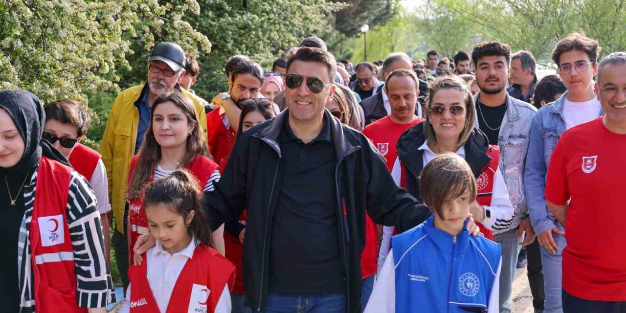 Vali Gençlik Yürüyüşüne Katıldı