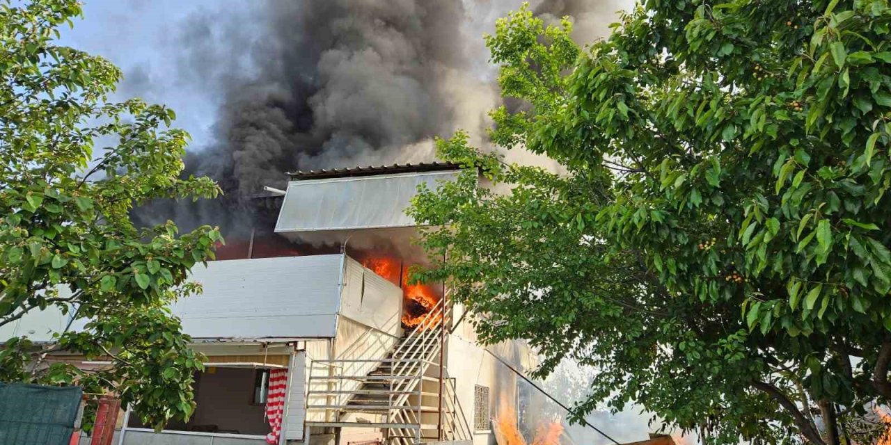 Antalya’da İki Yayla Evi Alevlere Teslim Oldu