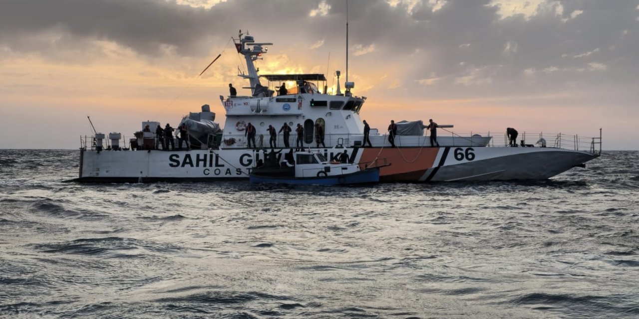 Gökçeada Açıklarında Batma Tehlikesi Geçiren 29 Kaçak Göçmen Kurtarıldı