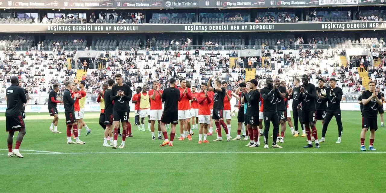 Beşiktaş Ve Hataysporlu Futbolcular, Tribünleri Birlikte Selamladı