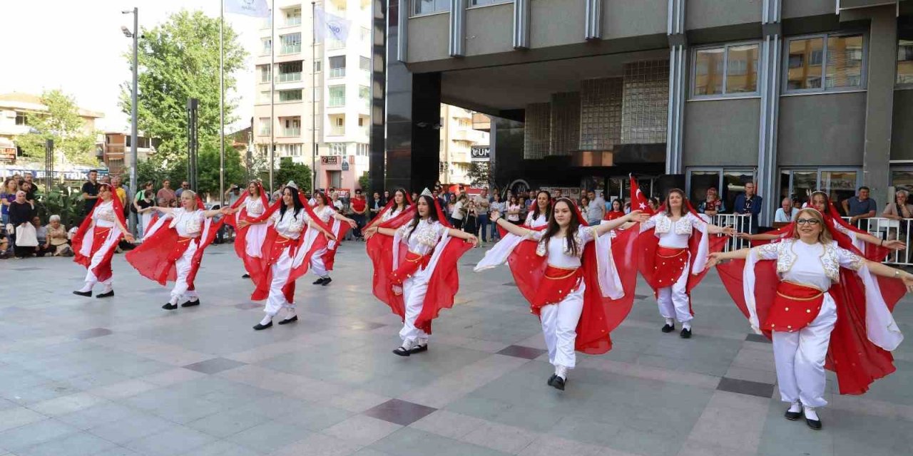 Halk Oyunları Gösterileri İlgiyle İzlendi
