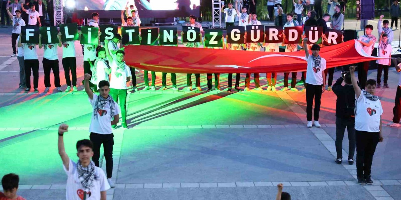 Esenlerli Gençler “Filistin Özgürlük Dansı Gösterisi”nde Bir Araya Geldi