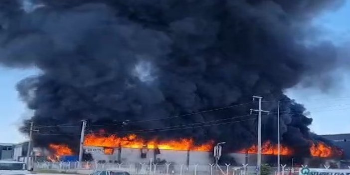 Geri dönüşüm deposundaki yangına 3 saattir müdahale ediliyor