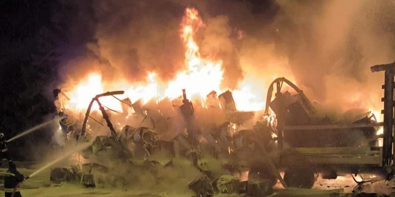 Tem’de Beyaz Eşya Yüklü Tırın Dorsesi Alev Alev Yandı