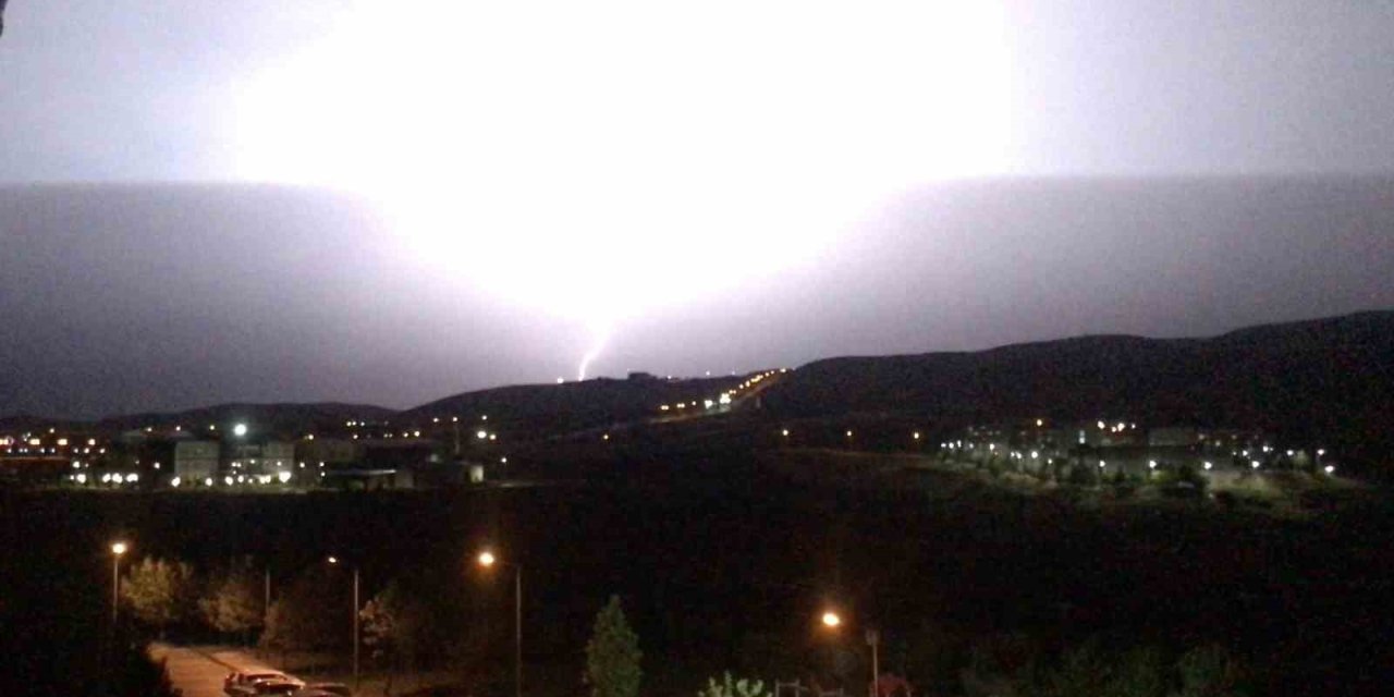 Batman’da Şimşekler Geceyi Aydınlattı