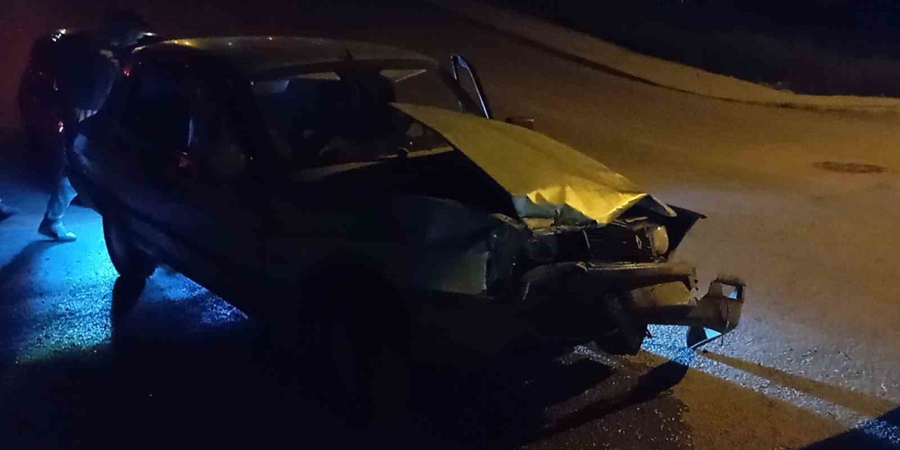 İki Otomobilin Çarpıştığı Kazada 3 Kişi Yaralandı