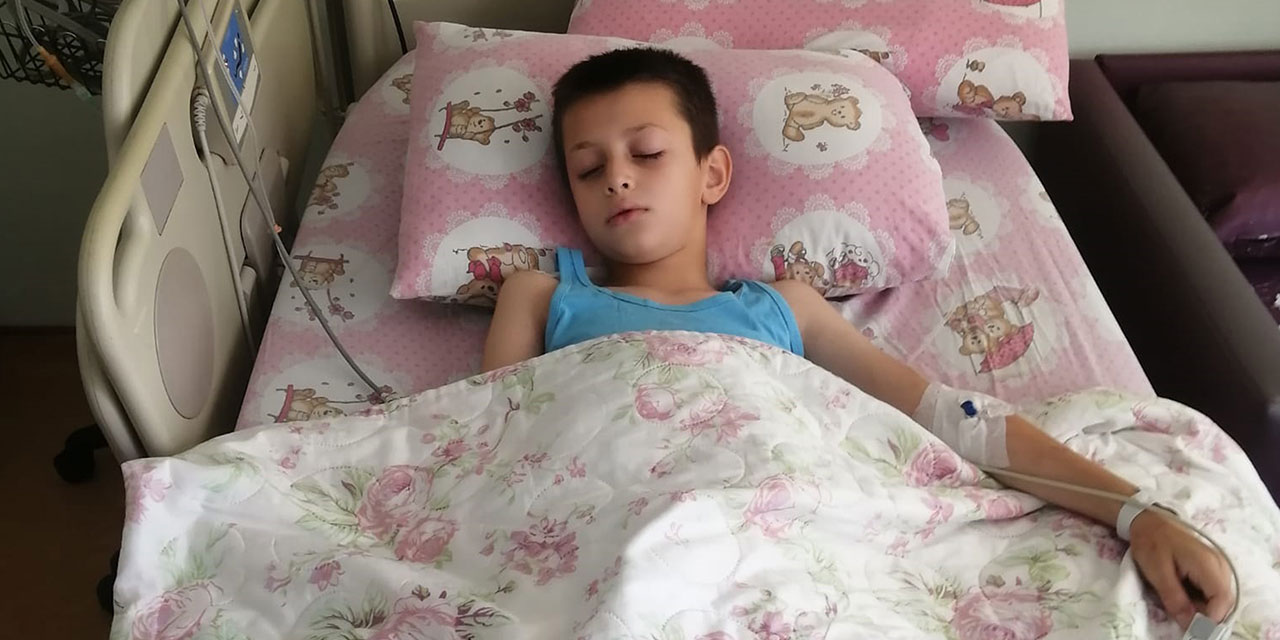 Annesiyle yürüyen 9 yaşındaki Alperen'in göğsüne yorgun mermi isabet etti