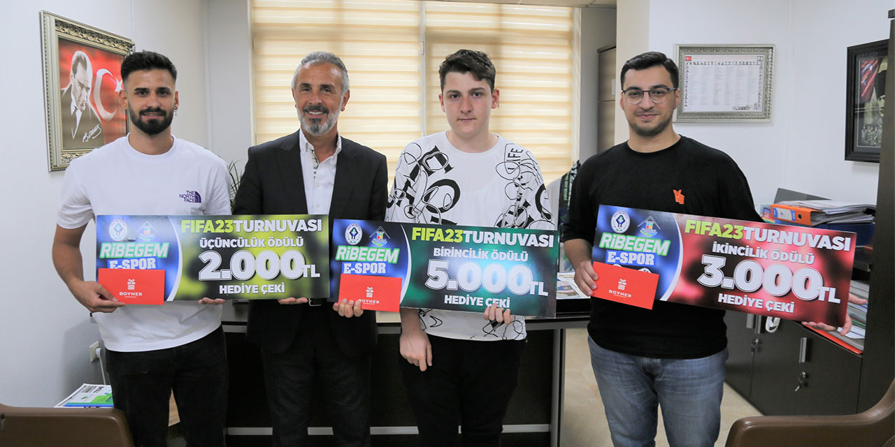 RİBEGEM FİFA23 Turnuvasında dereceye girenlere ödülleri verildi