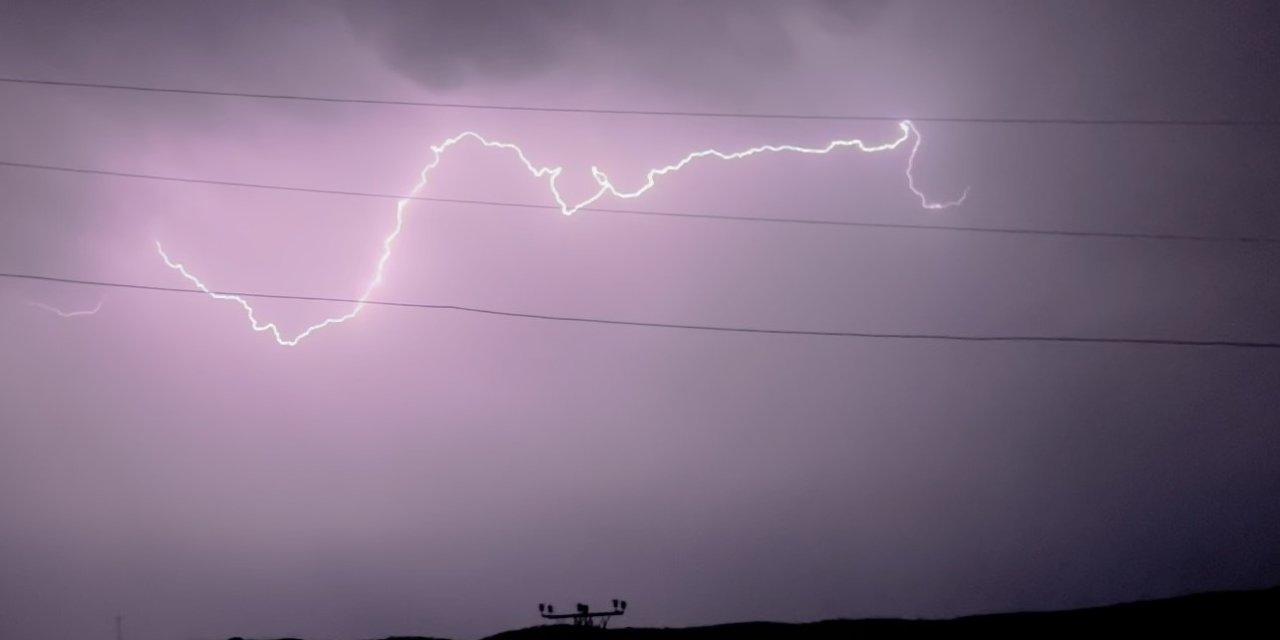 Mardin’de Şimşekler Geceyi Aydınlattı