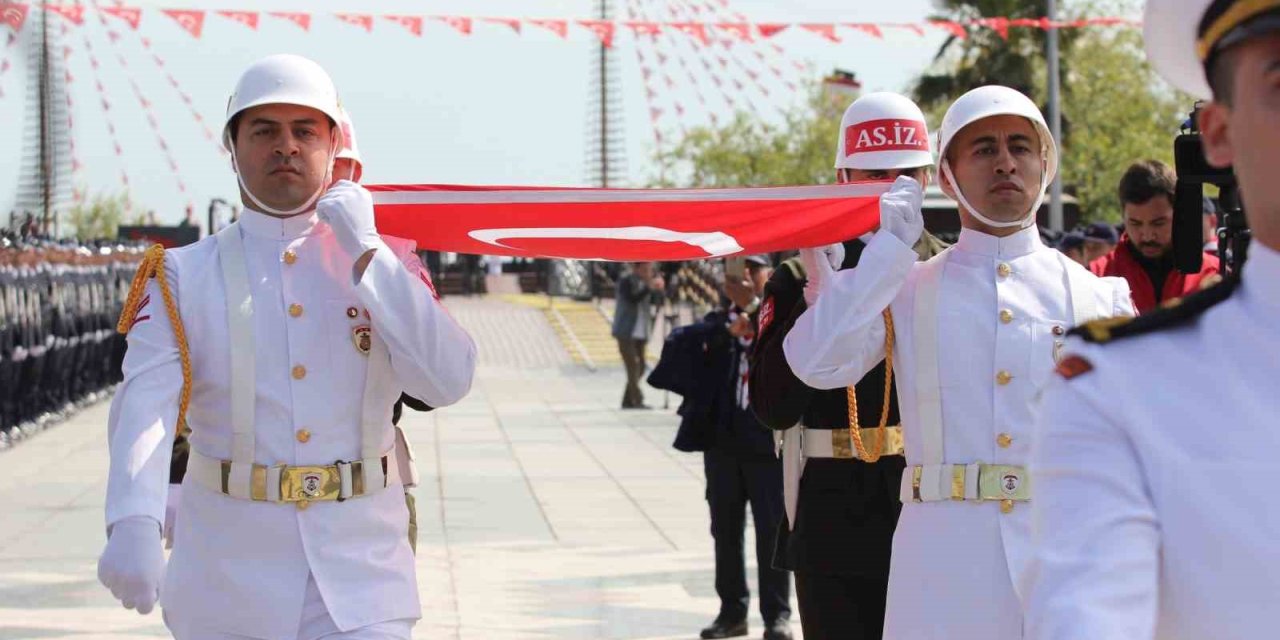 Atatürk’ü Temsil Eden Bayrak Karaya Çıktı