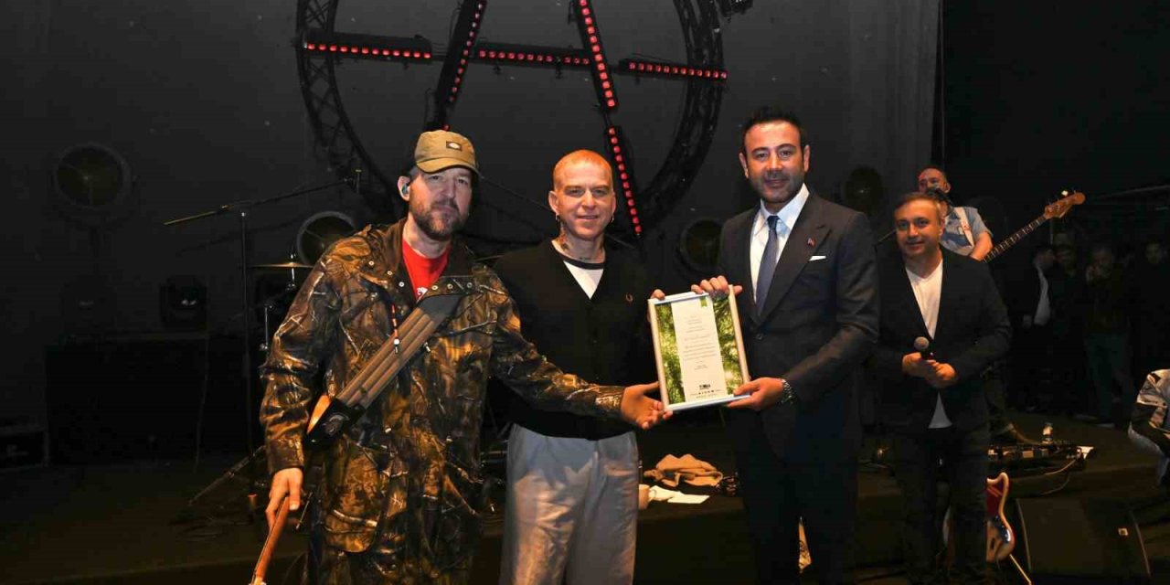 Beşiktaş Gençlik Festivali’nde Ozan Doğulu Ve Athena Sahne Aldı