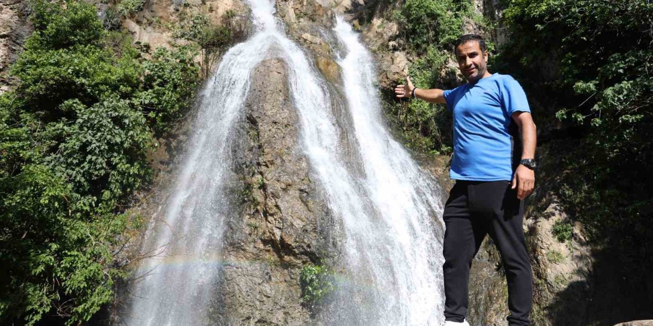 50 Dereceyi Bulan Sıcaklarla Kuruyan Dağ Eteklerindeki Şelale, Yağışlarla Birlikte Yeniden Canlandı