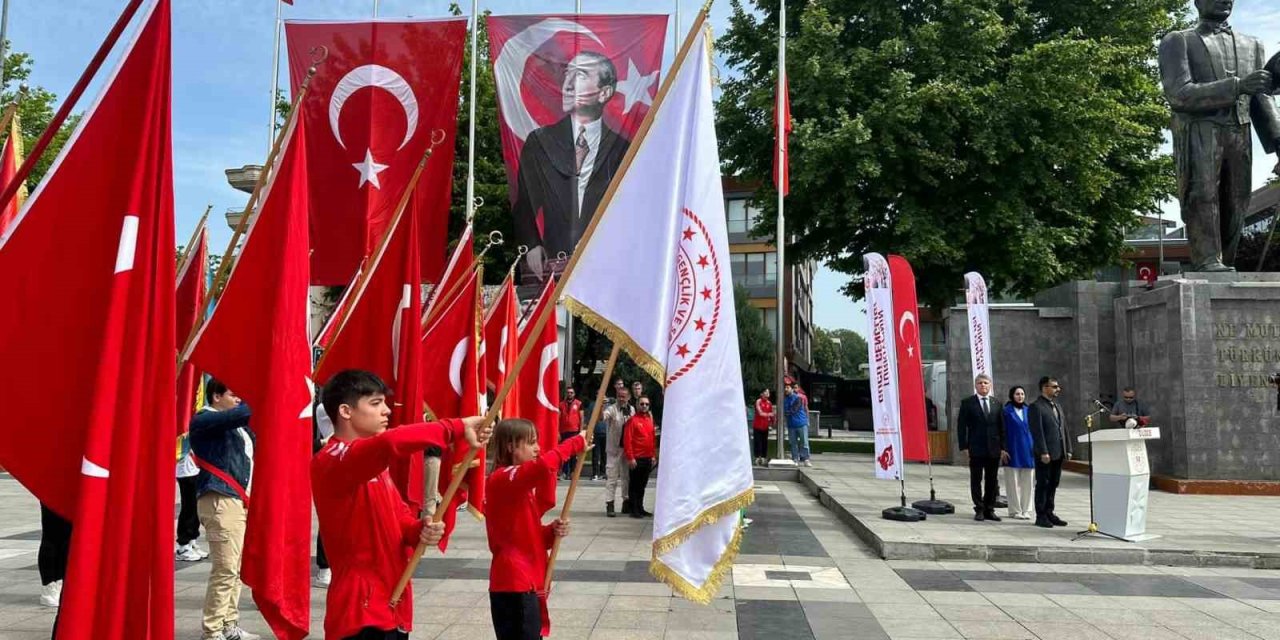 Düzce’de 19 Mayıs Kutlamaları Atatürk Anıtı’ndaki Törenle Başladı