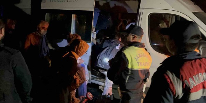 Yolcu otobüsü traktöre çarptı: 3’ü ağır 6 yaralı