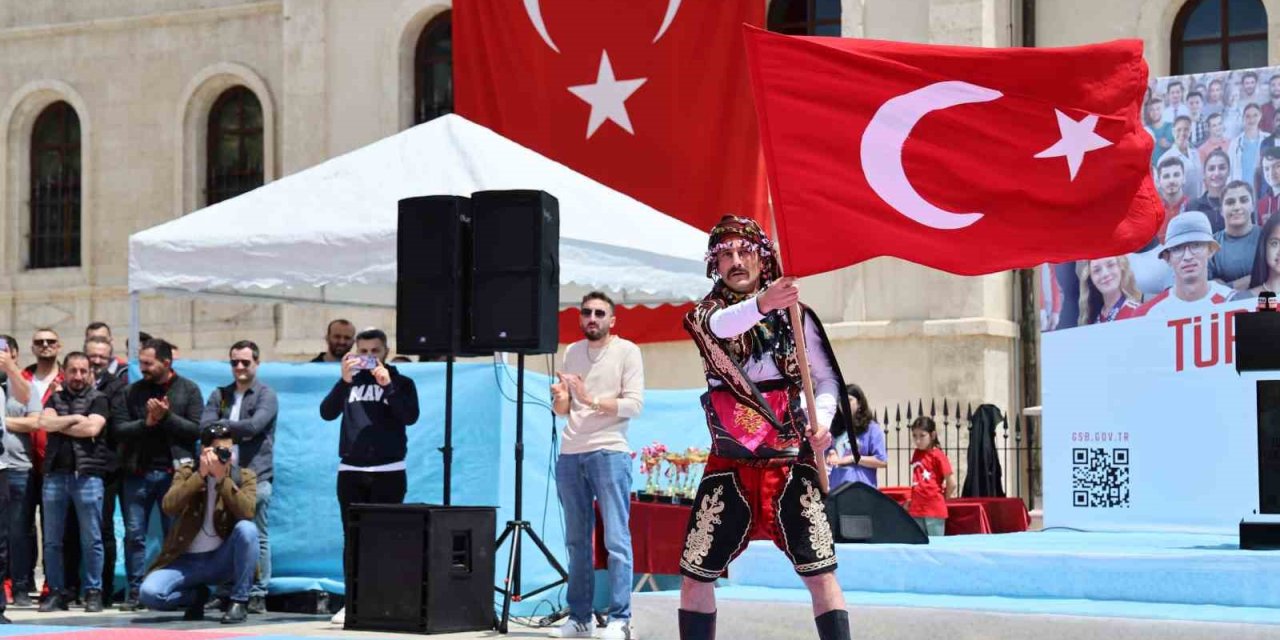 Sivas’ta 19 Mayıs Halk Oyunları İle Kutlandı