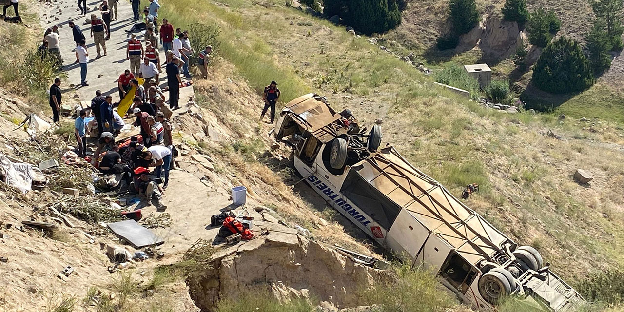 Kars'ta yolcu otobüsü viyadükten uçtu; ölü ve yaralılar var