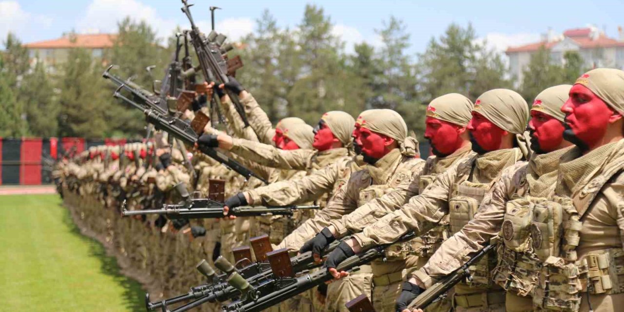 Komandolar 19 Mayıs Gösterisi İle Hayran Bıraktı