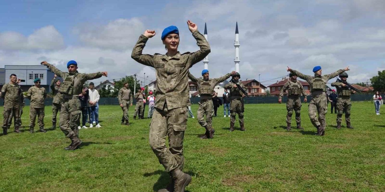 Kosova’da Türk Askeri 19 Mayıs Bayramı’nı Zeybek Oynayarak Kutladı