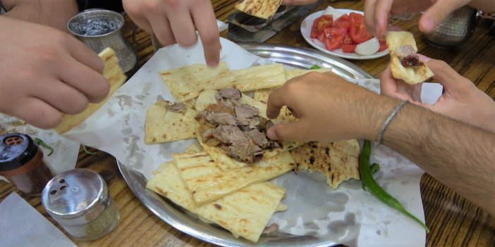 Bu restoranda çatal bıçak kullanmak yasak