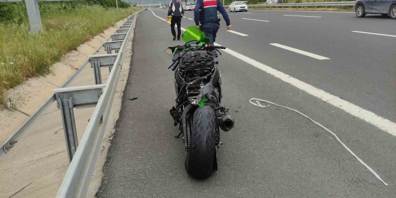 Motosikletler Otoyolda Çarpıştı: Sürücüler Metrelerce Sürüklendi