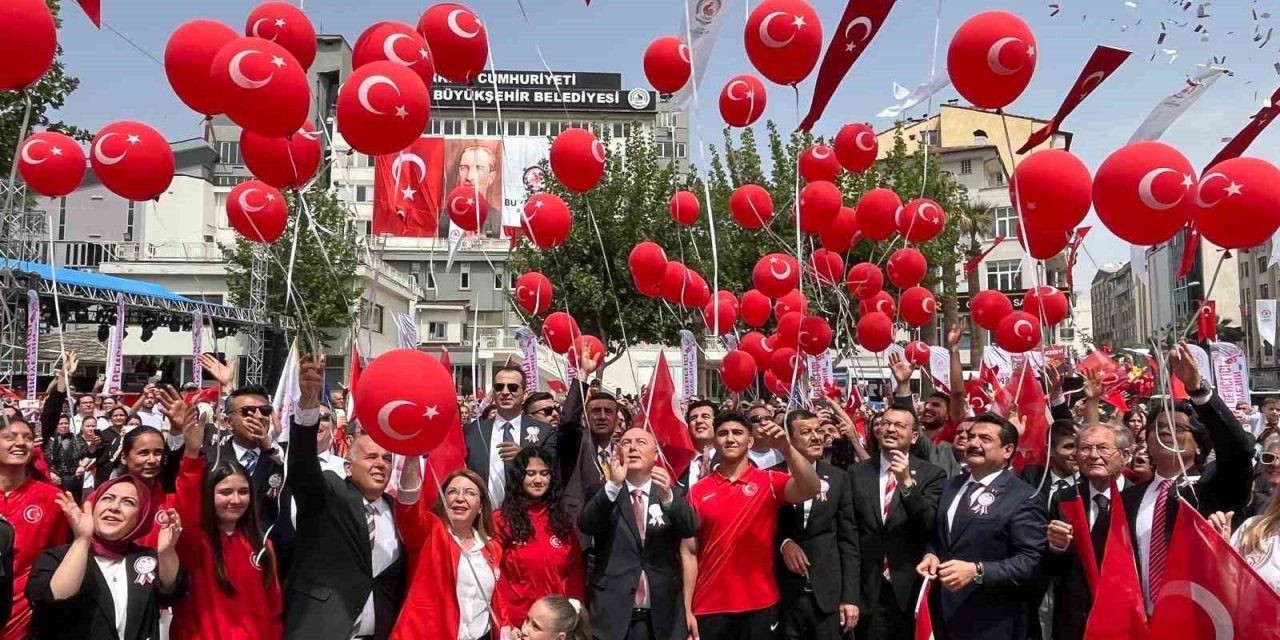 19 Mayıs’ın 105. Yıldönümünde Kırmızı Beyaz 105 Balon Gökyüzüne Bırakıldı