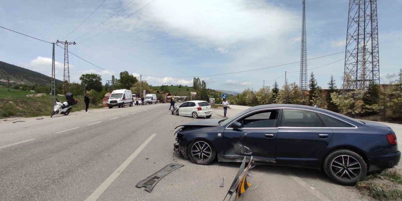 Karabük’te İki Otomobil Çarpıştı: 3 Yaralı